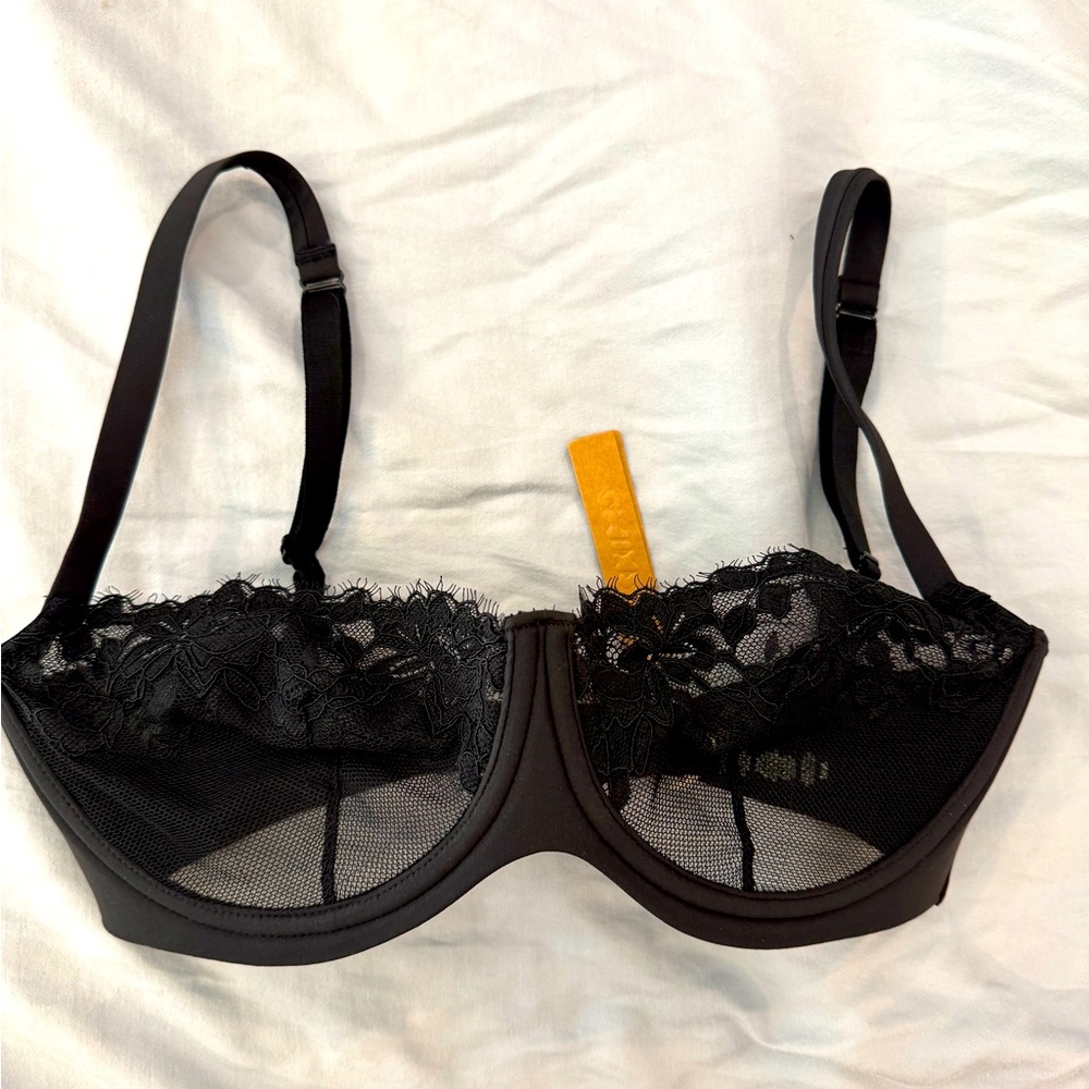 SKIMS black bra new with tags 36DD